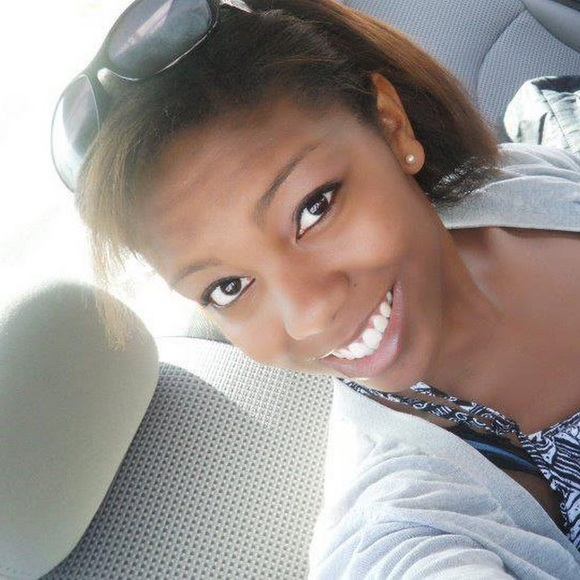 Meet your Posher, Nicole - Picture 1 of 1